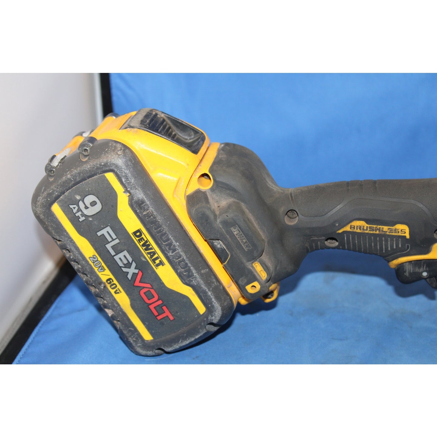 DeWalt DCG418 FlexVolt 20v/60v Max 4-1/2" to 6" Grinder w/ 9ah Flexvolt Battery