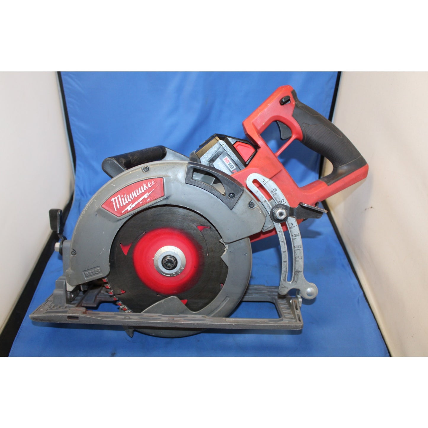 Milwaukee 2830-20 18V M18 7-1/4" Rear Handle Circular Saw w/ M18 XC 8.0 Battery