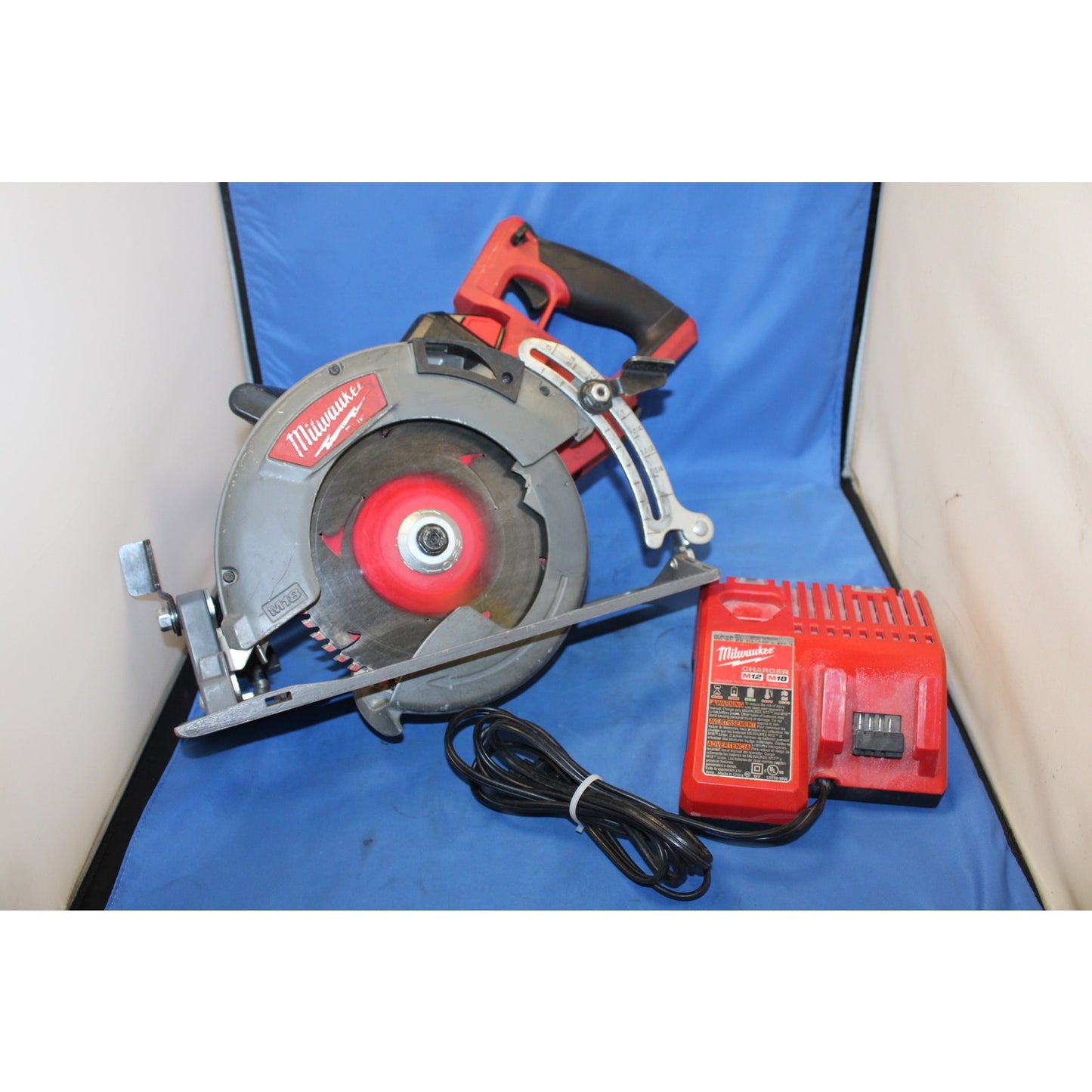 Milwaukee 2830-20 18V M18 7-1/4" Rear Handle Circular Saw w/ M18 XC 8.0 Battery