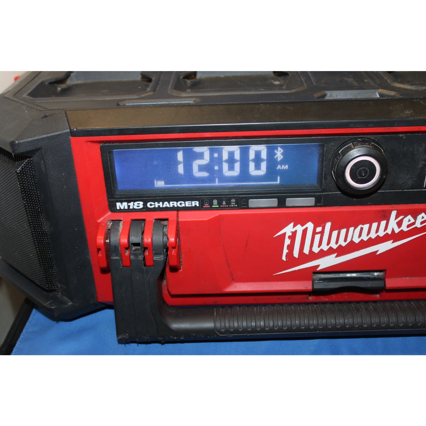 Milwaukee M18 18V 2950-20 Packout Radio/Charger with M18 18V CP 3.0 Battery