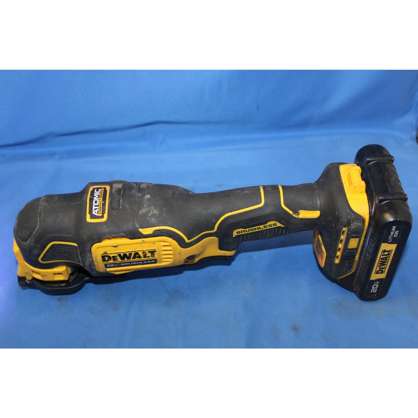 DeWALT DCS354 20V MAX XR Brushless Variable Speed Oscillating Multi Tool Kit