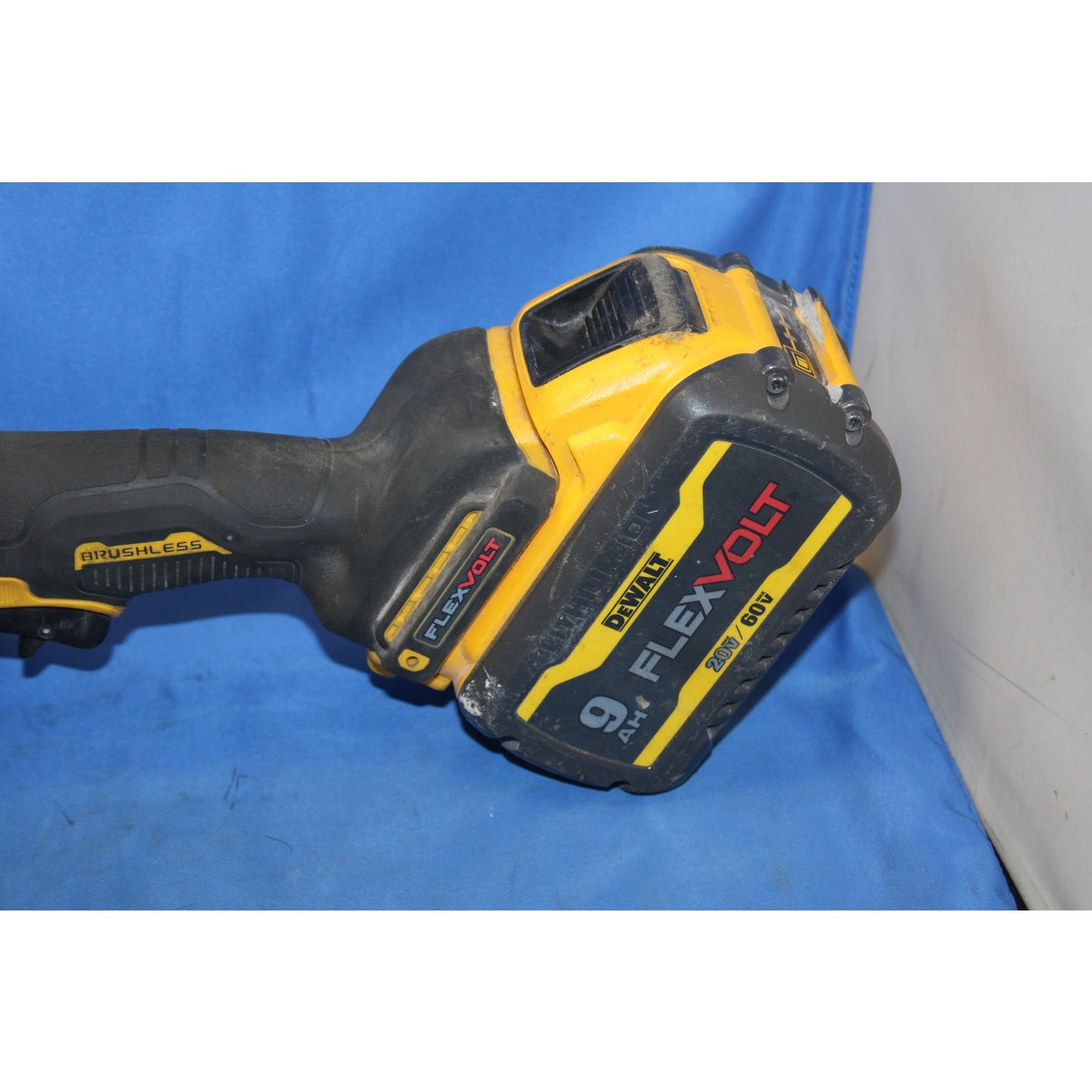 DeWalt DCG418 FlexVolt 20v/60v Max 4-1/2" to 6" Grinder w/ 9ah Flexvolt Battery