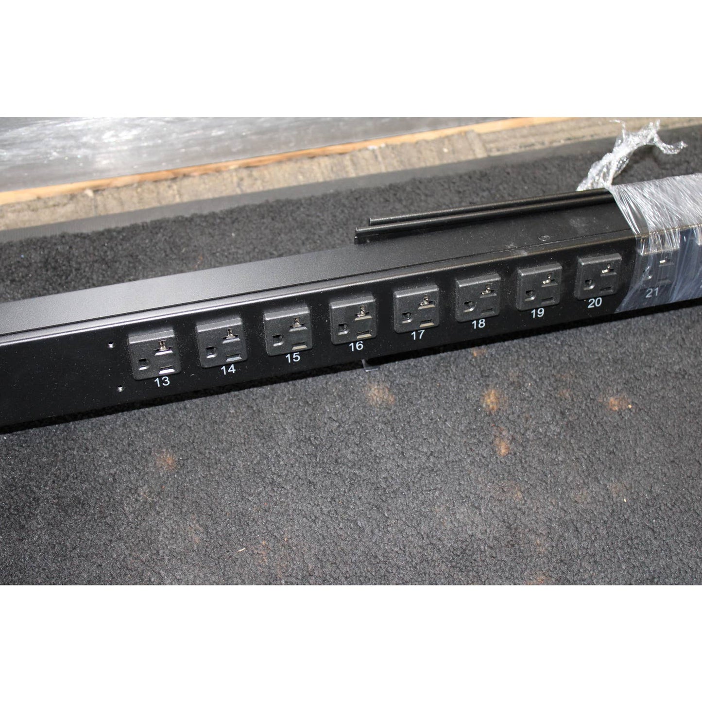 Schneider APC AP7530 24 Outlets Power Strip Rack